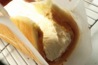 油纸两端拎上去，就卷起来了。