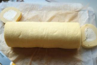 放冰箱里冷藏4小时以上，两边固定一下，这样就会比较圆啦。切掉两头，不用装饰就很美啦。