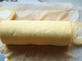 放冰箱里冷藏4小时以上，两边固定一下，这样就会比较圆啦。切掉两头，不用装饰就很美啦。