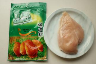 准备好调料和鸡胸肉。