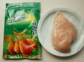 准备好调料和鸡胸肉。
