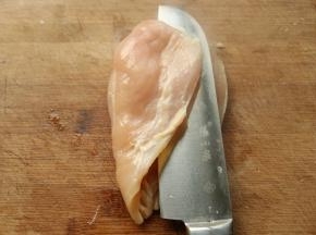 鸡胸肉葱中间片开，不切断。