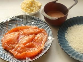 准备好奶酪，面包糠和面糊水，面糊水调的厚一点，能挂在肉的表面。