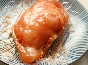 鸡排中间放上奶酪，边缘用牙签固定。