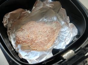 空气炸锅铺上锡纸，放进去鸡排。