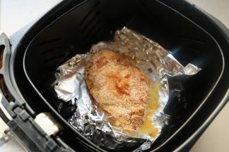 烤好的鸡排，金黄酥香。切开后芝士会流出呢。