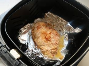 烤好的鸡排，金黄酥香。切开后芝士会流出呢。