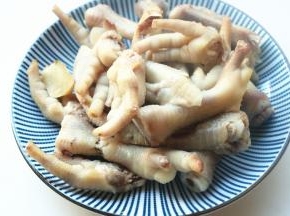 鸡爪清洗干净，剪去脚趾甲，开水里绰烫2分钟。洗净浮沫，切小一点。准备好奥尔良烤肉料。