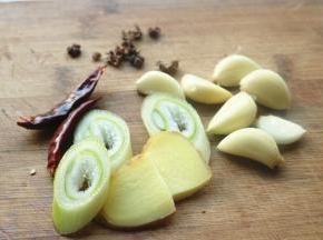 葱姜切片，蒜拍扁，再准备几个干辣椒和花椒。