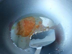 炒锅放油，放入白糖炒出糖色。