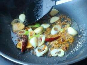 下入葱姜蒜和香料炒出香味。