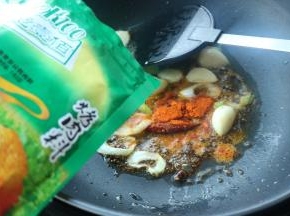 下入奥尔良烤肉料。