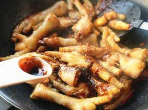 下入一勺老抽，这样颜色会更好看。