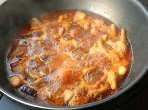 加入大约300毫升生，能没过鸡爪就好，烧开后煮15分钟左右。