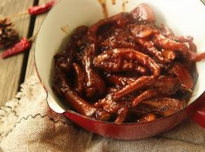 颜色红亮，超级诱人，热吃冷吃两相宜。