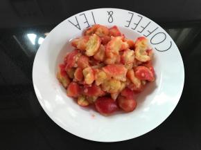 把煮好的山楂去皮去核。