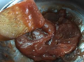 炒到铲子划过后纹路不易消失的样子，或铲子上的果泥不容易滴落的程度。