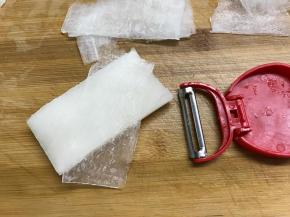 萝卜用刨子刨成薄片。