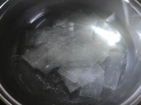 放入锅中用水焯一下使其变软。