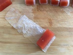 把焯过水的萝卜片吸干水分后放上山楂条。