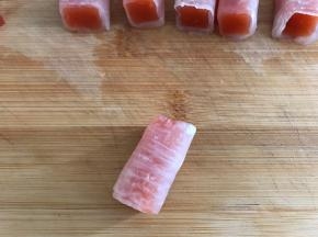 慢慢地卷起来。