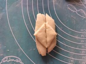 然后将两块三角形的面放到另两份的中间上面，尖端向外，有油的一面向下
