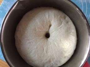 面团发酵成2倍大，用手指戳下不回缩
