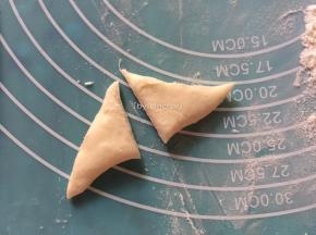 尖端三角形一部分打开，再切成两半，成两个三角形
