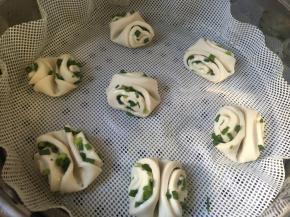 上锅盖盖子发酵20分钟或以上，开火蒸15分钟，闷5分钟就可以啦