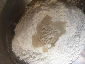 面粉挖个坑加一点水融化酵母