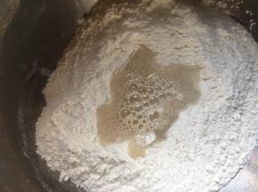 面粉挖个坑加一点水融化酵母