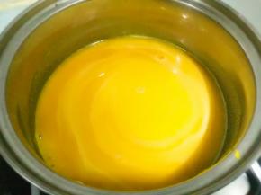 放入奶锅里加热，倒入适量的糯米粉水，搅匀烧开，粘稠度自己按喜欢的口味调整