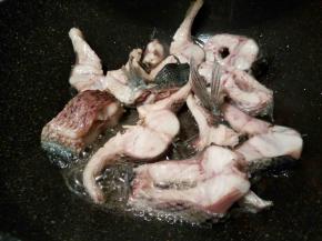 热锅热油，下鱼块煎，先不用翻动，用的是不粘锅，不怕粘