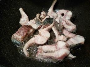 热锅热油，下鱼块煎，先不用翻动，用的是不粘锅，不怕粘