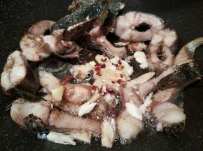 还有花椒，放中间油多的地方翻炒一下