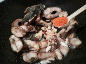 辣椒粉放一勺，不爱吃辣的，可以不放