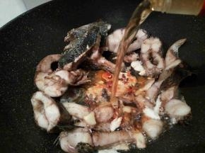 料酒少许，可以多放一点，去腥