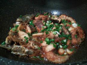 慢慢收汁以后，撒葱花。