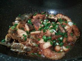 慢慢收汁以后，撒葱花。