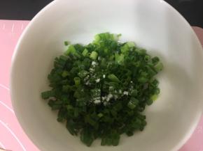 加一点小苏打，蒸的时候保持绿色