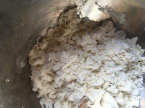 慢慢加水用筷子搅拌成絮状