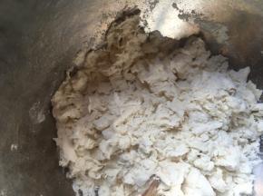 慢慢加水用筷子搅拌成絮状