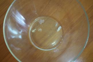 打蛋盆中倒入蛋清，加入香草精和蛋白粉。如果没有可以省略