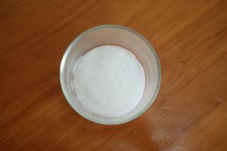 分三至四次加入细砂糖