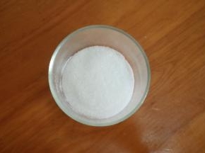 分三至四次加入细砂糖