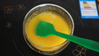 将降温至40度的糖浆倒入打散的蛋黄中搅拌均匀