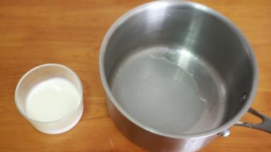 最后来做焦糖坚果，水和细砂糖倒入奶锅，淡奶油加热至微微冒泡