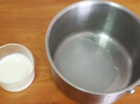 最后来做焦糖坚果，水和细砂糖倒入奶锅，淡奶油加热至微微冒泡