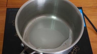 接下来做黄油霜，将细砂糖和水倒入奶锅