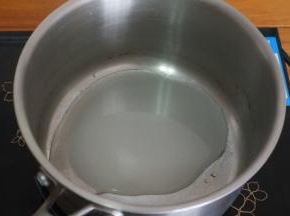 接下来做黄油霜，将细砂糖和水倒入奶锅